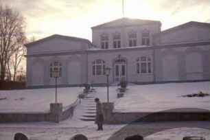 Am Bürgerpark 5: Logenhaus: Straßenfront: davor Freitreppe: Schnee