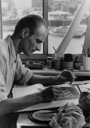 Hamburg. Kunstschule Alsterdamm. Gerd Setzke (03.08.1912 - 31.12.1989), selbst ein namhafter Grafiker, ist Gründer und Direktor der Schule. Er sagt: "Wenn man die Werbung der Firmen und die Plakatsäulen betrachtet, hat man den Eindruck, dass es in Deutschland an guten Gebrauchsgrafikern sehr mangelt. Ich möchte diesem Mangel abhelfen." Hier arbeitet er selbst an einer Grafik