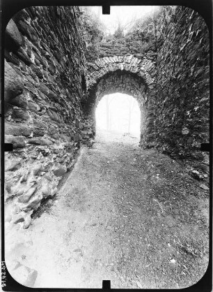 Herrmannsacker. Ruine der Ebersburg (um 1181). Toranlage