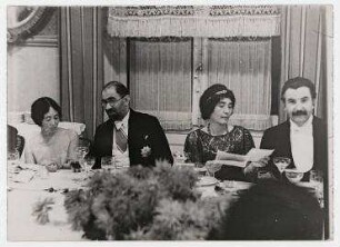 Bankett der japanischen Delegation in Genf. 2. von links: Wissenschaftler, Politiker und Premierminister des Iran.