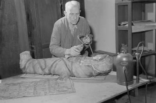 Staatliche Museen, ägyptische Abteilung Restaurator Rudolf Kuhn bei der Arbeit