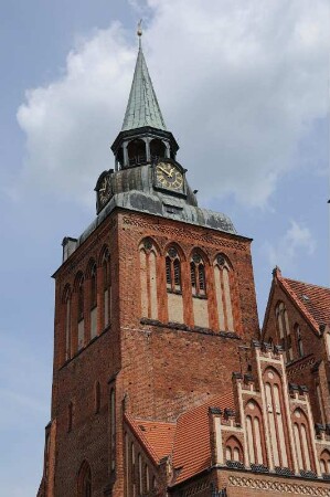 Backsteingotik : Der Turm der Pfarrkirche am Markt. Aufgenommen im Mai 2008. Foto Uwe Gerig