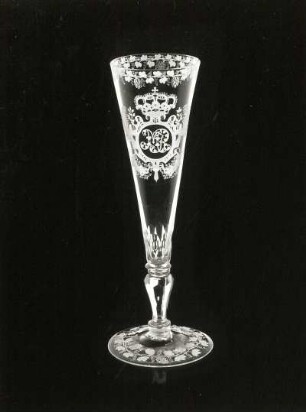 Flöte mit bekrönter Monogrammkartusche. Sachsen, um 1733/1740. Glas (farblos), Schliff, Matt- und Klarschnitt. Dresden: Kunstgewerbemuseum