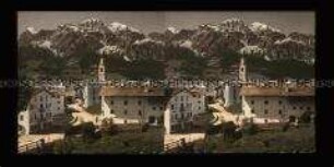 Häuser und Kirche von Cortina d Ampezzo mit Tofanagipfeln im Hintergrund