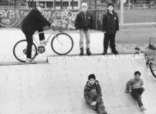 Jungen mit ihren BMX-Fahrrädern an einer Rampe (Altersgruppe bis 14)