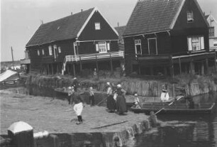 Dorf auf der Insel Marken : Dorflandschaft mit Holzhäusern