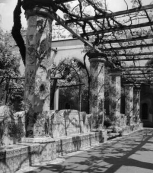 Neapel. Chiostro delle Maioliche (1310-1340). Gartenweg mit Pergola und Majolikabänken (1739-1743)