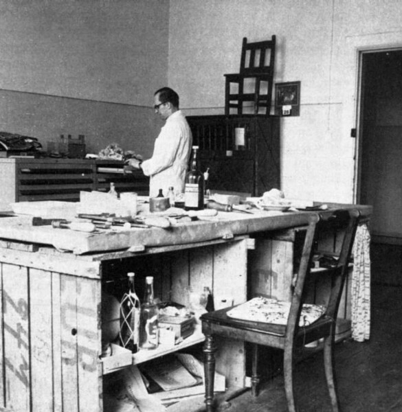 Makeshift workroom of the European Department in House 3 of the barracks in Berlin-Lichterfelde