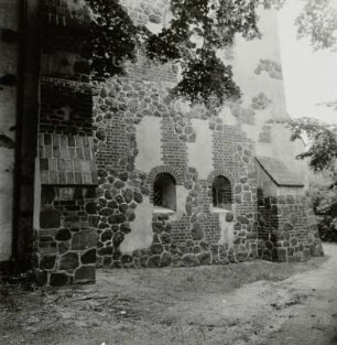 Hornow. Sankt-Martin-Kirche : Hornow (Ortsteil der Stadt Spremberg). Dorfkirche St. Martin (13./14. Jahrhundert bis 1902). Turmschaft, Nord-Seite