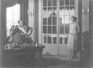 Szenenbild aus "Die Verführung des Heiligen" von Felix Langer. Dresden: Albert-Theater, 06.02.1930