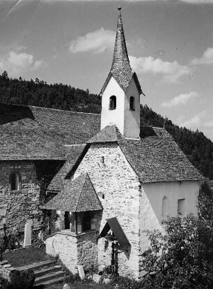Maria Saal - Karnburg. Pfarrkirche Sankt Peter und Paul (927 und 1401/1500). Teilansicht
