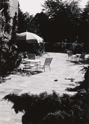 Hakeburg (Wohnsitz des Reichspostministers), Kleinmachnow: Terrasse mit Möbeln