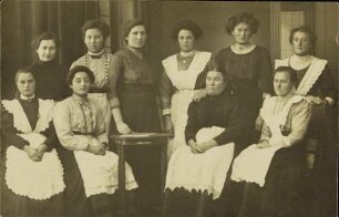 [Gruppenporträt von Frauen mit Schürze]