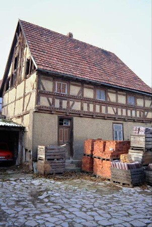 kleines Wohnhaus, verfallen; Sichtfachwerk im OG, niedrige Fenster