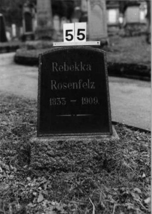 Grabstein 55 (Index: 100092807) Material: Granit, Schriftfeld poliert Zustand: gut Maße HxBxT: 63x42x23 cm Beschreibung: aufgesockelte Stele mit Korbbogenanschluß: Grabstein 55