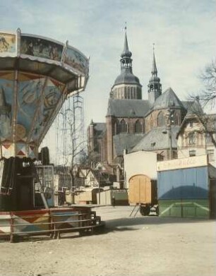 Stralsund. Festplatz mit Kettenkarussell, im Hintergrund die St.-Marien-Kirche