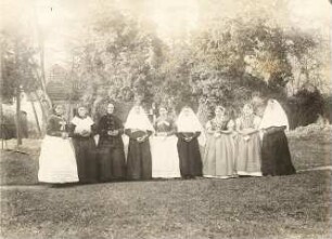 Evangelische sorbische Tracht in Neschwitz : Kleidung - Truhentracht. Ort: Njeswačidło / Neschwitz. Verschiedene Trachenvarianten der evangelischen sorbischen Tracht in Neschwitz. (Česko-lužický spolek "Adolf Černý" v Praze)
