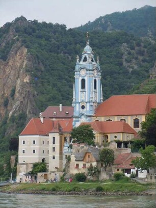 Dürnstein - Stadtansicht mit Klosterkirche : Aufgenommen am 12. Juni 2011 in der Wachau im Weinort Dürnstein