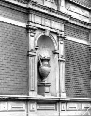 Görlitz-Altstadt, Augustastraße 6. Wohnhaus (um 1895). Fensternische mit Vase (Erdgeschoß)