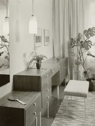 Musterwohnzimmer (1962; Zentrales Entwicklungsbüro Schkeuditz ). Anbaumöbel. Flachstrecke