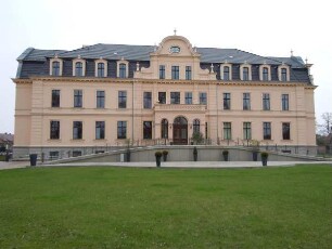 Ribbeck - Schloss : Das renovierte historische Schlossgebäude. Aufgenommen am 17. April 2011 in Ribbeck im Havelland