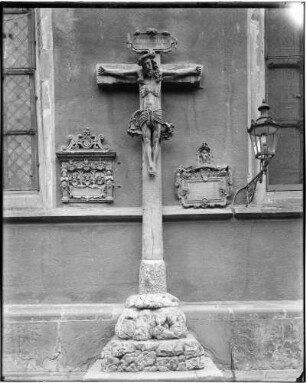 Bruchsal Liebfrauenkirche Nordmauer aussen Kruzifix und Relieftafeln (16. Jahrhundert)