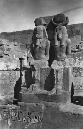 König Ramses 3. neben dem ibisköpfigen Gott Thot