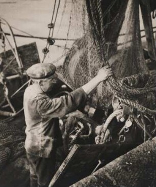 Vor dem Auslaufen prüft ein Fischer an Bord eines Fischkutters die Netze