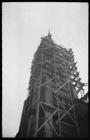 Eingerüsteter Kirchturm