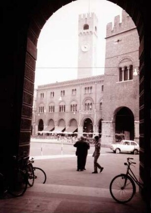 Treviso: Piazza dei Signori, mit Palazzo dei Trecento und Turm, Durchblick
