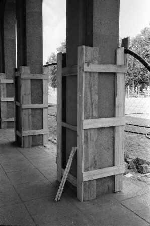 Beginn der Bauarbeiten zur Tieferlegung der Straße am Schloßplatz.