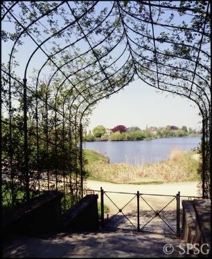 Potsdam, Park Babelsberg. Goldene Rosentreppe.. Unterer Abschnitt mit Blick über Tiefen See auf Berliner Vorstadt.