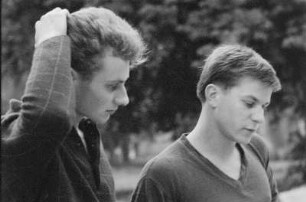 Niesky. Zwei Schüler (oder Studenten) während einer Absprache mit einem Lehrer (oder Dozenten)