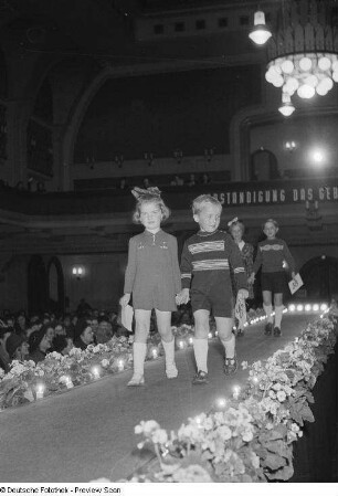 Konsum-Modenschau in der Kongresshalle