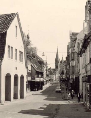 Bruchstraße. Detmold. Blick zum Marktplatz; links das Grabbe-Haus, rechts die Einmündung der Krummen Straße