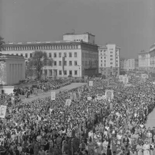Demonstration zum Jahrestag der Befreiung von Faschismus am 9. September 1957 im Stadtzentrum Sofias