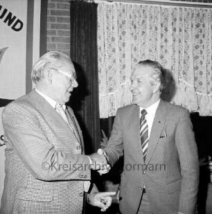 Reichsbund, Kreisverband: Mollhagen: Wahl des neuen Vorsitzenden Albert Cycmaniak: bei Gratulation durch einen Verbandskollegen