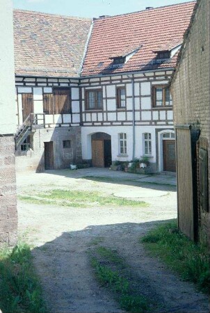 Blick in großen Bauernhof, Hoffläche noch unbefestigt