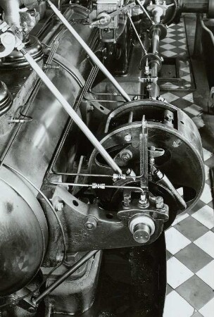 Liegende Einzylinder-Gegendruckdampfmaschine mit Ventilsteuerung und Achsregler