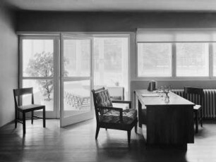 Dresden. Internationale Hygieneausstellung 1930/1931. Entwürfe für Einfamilienhäuser. Haus für einen Lungenkranken (1925/1930). Wohnraum und verglaste Liegeveranda