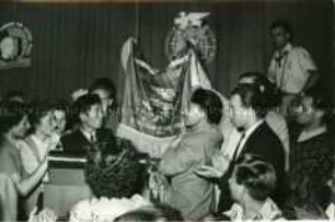 Koreanische und französische Delegierte bei einem Freundschaftstreffen bei den 3.Weltfestspielen