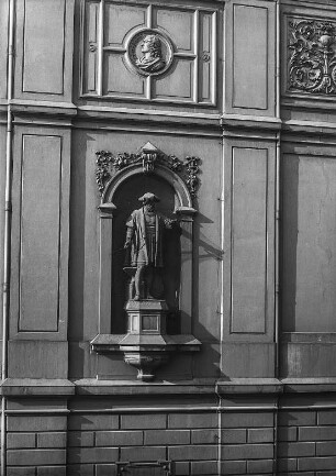 Statue Benvenuto Cellinis : Johanneum, Stallgebäude, Statue Benvenuto Cellinis und Medaillon Johann Friedrich Böttger an der Ostfassade