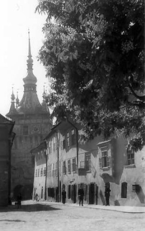 keine Beschreibung [Schässburg (Sighisoara): Stundturm von der Rückseite, links Kirchenmauer mit Gasse]