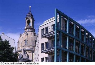 Frauenkirche : Bürogebäude mit Frauenkirche im Hintergrund