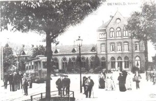 Bahnhof mit Vorplatz und Straßenbahn. Detmold