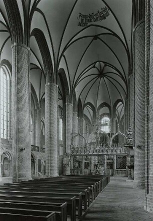 Evangelische Marienkirche. Inneres nach Osten, Heselbarth 1975