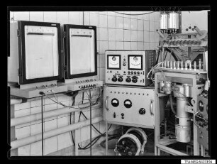 Versuchseinrichtung: Pumpeinrichtung für gasgefüllte Röhren, Bild 1; Foto 1964