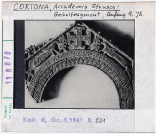 Cortona: Accademia Etrusca, Giebelfragment