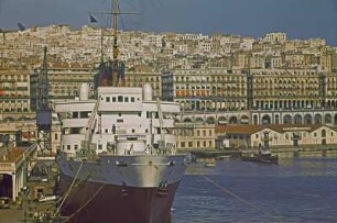 Reisefotos Algerien. Algier. Hafen. Blick vom Passagierschiff zur Stadt. Ansicht mit Schiff "Ville d' Alger"