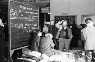 Freiburg: Hauptbahnhof. Italienische "Gastarbeiter" fahren zu Weihnachten nach Hause, vor Zugankündigungstafel